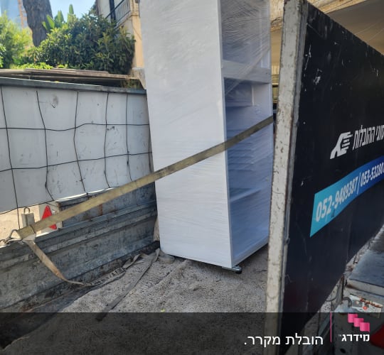 רהיט עטוף בניילון על משאית הובלה